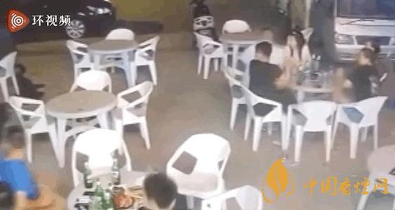 警方通報(bào)小車沖過夜市撞飛數(shù)人 這一幕太驚險(xiǎn)了！
