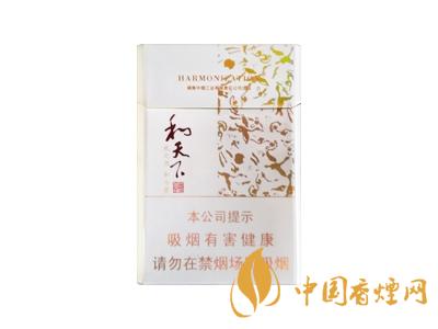 2020白沙和天下價(jià)格表和圖片 2020和天下香煙是白沙牌香煙中的一種，說起和天下香煙，相信大家都認(rèn)識(shí)，和天下是高端香煙品牌,隸屬于湖南中煙工業(yè)有限責(zé)任公司，那么，2020年白沙和天下多少錢一包呢?趕緊來看看吧!  和天下香煙  和天下香煙時(shí)尚大氣的包裝　簡潔流暢的線條　以紫色為主色調(diào)的搭配　無一不顯示出和天下的不凡紫色在中國傳統(tǒng)里是尊貴的顏色，如北京故宮又稱為“紫禁城”亦有所謂“紫氣東來” 口感上此款雅香綿滑，香氣醇和，余味純凈，實(shí)屬難得一見的神品啊!  系列產(chǎn)品  和天下(尊尚中支)  類型： 烤煙型  煙氣煙堿量： 0.0 mg  煙長： 84 mm  過濾嘴長： 25 mm  包裝形式： 條盒硬盒  單盒支數(shù)： 20  銷售形式： 國產(chǎn)內(nèi)銷  生產(chǎn)狀態(tài)： 待上市  備注： 白沙和天下尊尚中支  和天下(尊尚5000)  類型： 烤煙型  煙氣煙堿量： 0.0 mg  煙長： 88 mm  過濾嘴長： 25 mm  包裝形式： 條盒硬盒  單盒支數(shù)： 20  銷售形式： 國產(chǎn)內(nèi)銷  生產(chǎn)狀態(tài)： 已上市  備注： 白沙和天下尊尚5000  白沙(硬和天下雙中支)  單盒參考價(jià)： 90 元  條盒參考價(jià)： 900 元  條盒批發(fā)價(jià)： 763.2 元  小盒條形碼： 6901028204798  條包條形碼： 6901028204804  白沙(和天下天下韶山)  單盒參考價(jià)： 100 元  條盒參考價(jià)： 1000 元  小盒條形碼： 6901028196925  條包條形碼： 6901028196932  白沙(軟和天下檀香)  單盒參考價(jià)： 100 元  條盒參考價(jià)： 1000 元  條盒批發(fā)價(jià)： 763.2 元  白沙(和天下細(xì)支)  單盒參考價(jià)： 100 元  條盒參考價(jià)： 1000 元  條盒批發(fā)價(jià)： 720.8 元  小盒條形碼： 6901028196048  條包條形碼： 6901028196055  白沙(軟和天下)  單盒參考價(jià)： 100 元  條盒參考價(jià)： 1000 元  條盒批發(fā)價(jià)： 720.8 元  小盒條形碼： 6901028196017  條包條形碼： 6901028196024  白沙(和天下)  單盒參考價(jià)： 100 元  條盒參考價(jià)： 1000 元  條盒批發(fā)價(jià)： 848 元  小盒條形碼： 6901028196925  條包條形碼： 6901028196932  通過以上的信息可以了解到2020年白沙和天下的價(jià)格，以上就是香煙網(wǎng)為您提供的關(guān)于2020白沙和天下價(jià)格表和圖片，白沙和天下多少錢一包?的信息，想要了解更多的信息請(qǐng)來關(guān)注香煙網(wǎng)吧!白沙和天下多少錢一包？